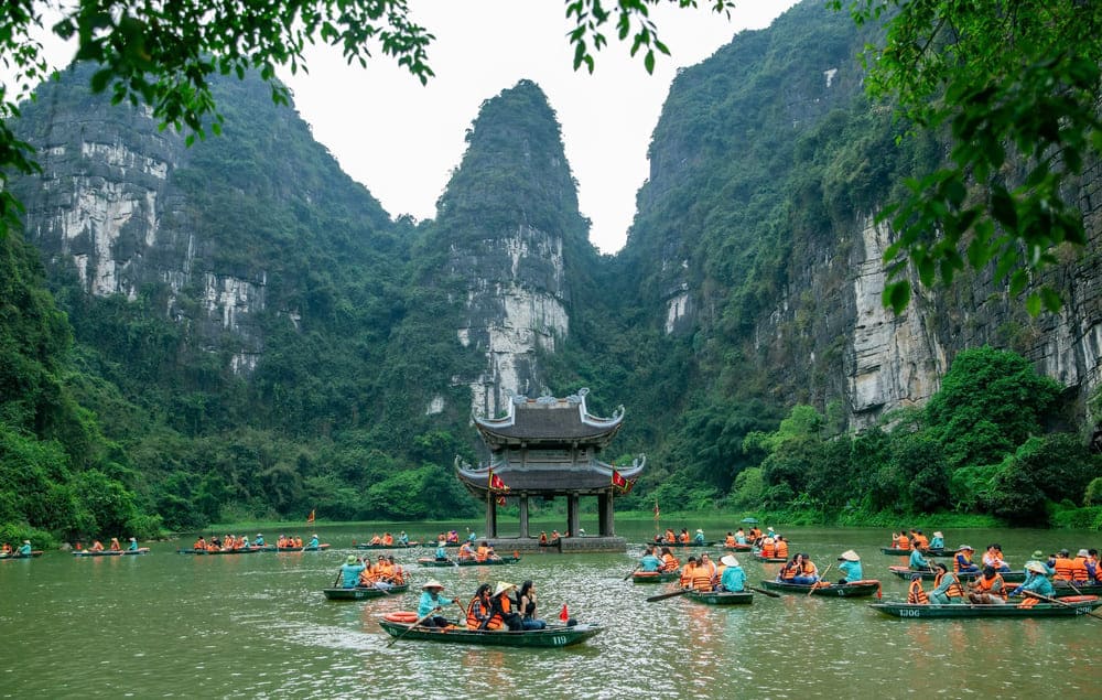 Ninh Bình là điểm đến sở hữu kho tàng danh lam thắng cảnh nổi tiếng hấp dẫn, tiêu biểu nhất là quần thể Tràng An - Bái Đính. Ảnh: SG