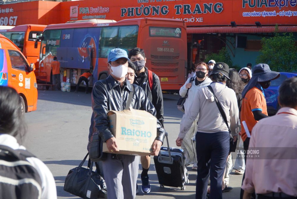 Nhiều người mang theo hành lý đến Bến xe Miền Tây để về quê nghỉ lễ. Ảnh: Nguyên Chân