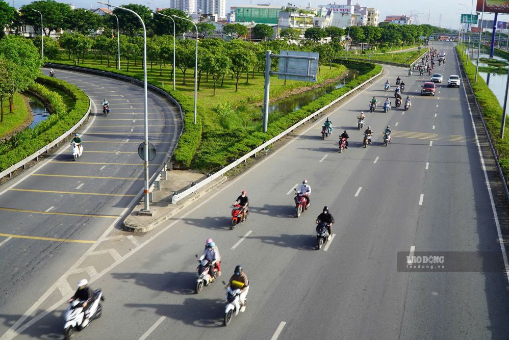 Các phương tiện lưu thông khá ổn định trên tuyến đường cửa ngõ phía Tây TPHCM.