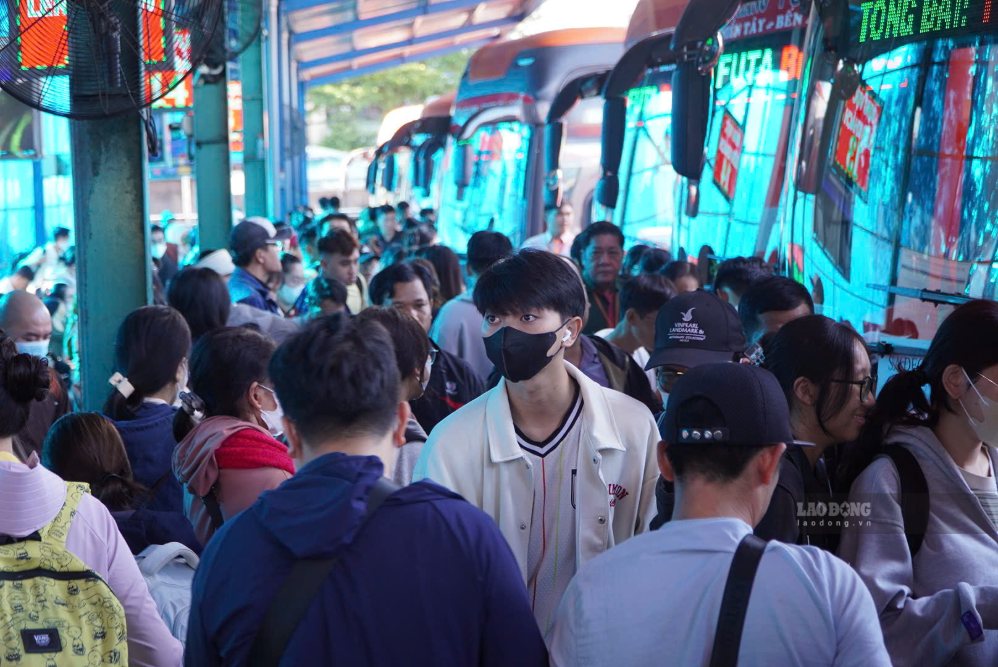 The number of passengers coming to Mien Tay Bus Station increased, the atmosphere at the station was bustling from morning. Photo: Nguyen Chan