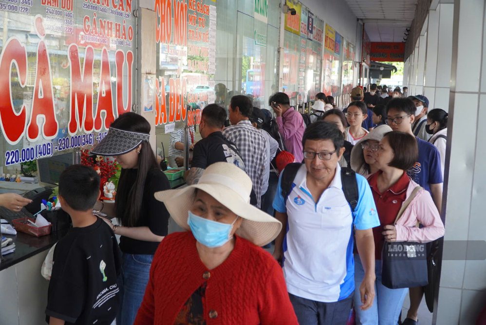 Bến xe Miền Tây đông hành khách trong ngày thứ 2 của kỳ nghỉ lễ 2.9. Ảnh: Nguyên Chân