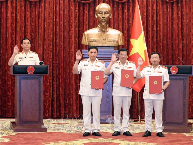 4 Prosecutors of the Supreme People's Procuracy take oaths after receiving appointment decisions. Photo: VNA