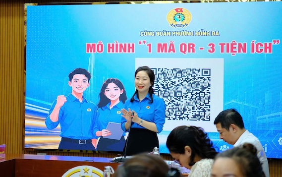 Dong Da Ward Trade Union launches and puts into operation the model of 1 QR code – 3 utilities. Photo: Ward Trade Union