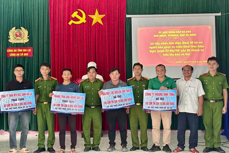 Các doanh nghiệp, mạnh thường quân tham gia trao tặng, hỗ trợ sim cho công dân có hoàn cảnh khó khăn tại xã Uar (Gia Lai) thực hiện kích hoạt định danh điện tử mức 2. Ảnh: Cổng TTĐT Công an tỉnh Gia Lai 