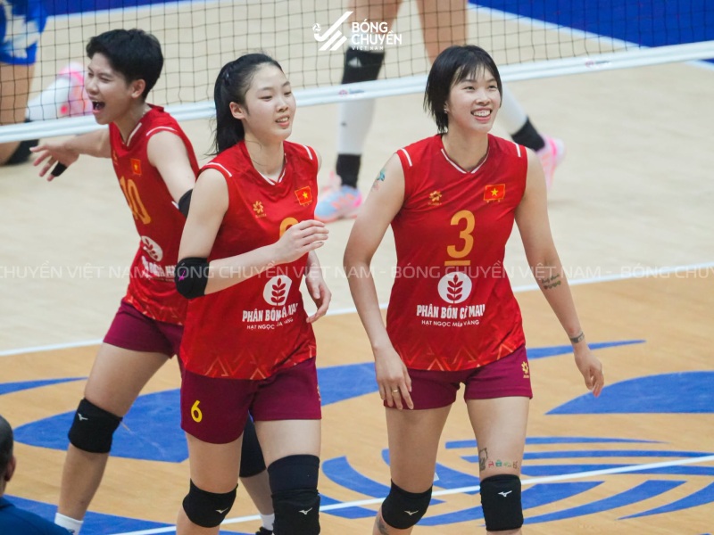 Các cầu thủ trẻ được cạnh tranh vị trí và thi đấu bên cạnh những đàn chị kinh nghiệm. Ảnh: Bóng chuyền Việt Nam/VFV