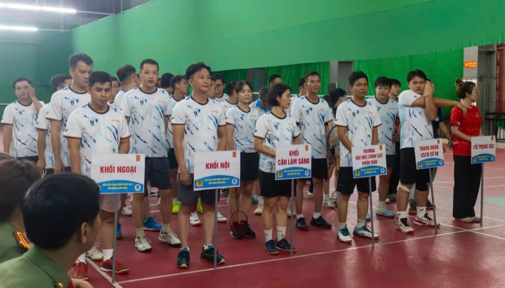 Các đội tham gia thi đấu tại Giải cầu lông Bệnh viện 30.4 mở rộng năm 2026. Ảnh: CĐ CAND