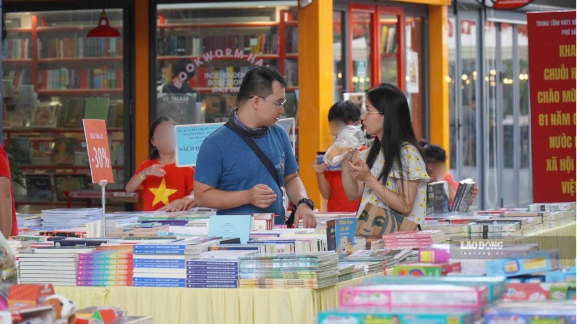 Hanoi Book Street becomes a destination chosen by many families on National Day 2. 9. Photo: Minh Vu