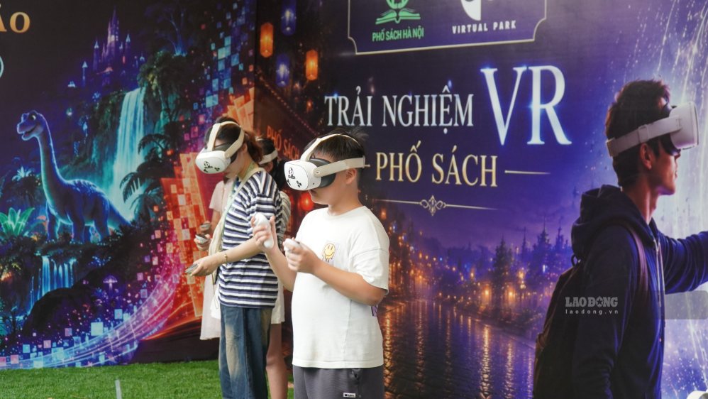 Gia đình cùng con khám phá không gian văn hóa, sách và các hoạt động trải nghiệm tại Phố Sách Hà Nội. Ảnh: Minh Vũ