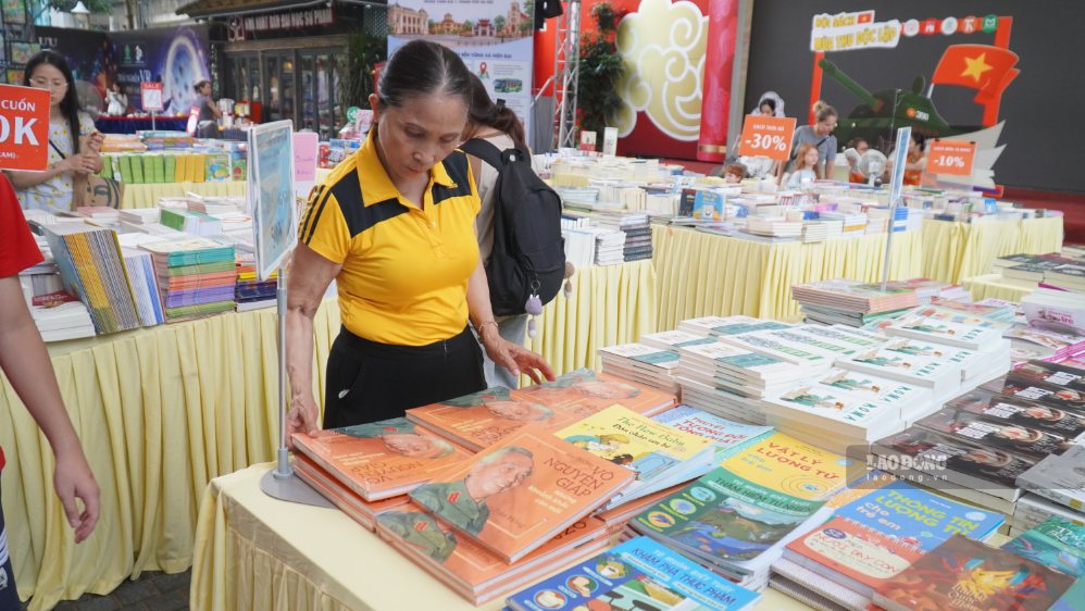 Phụ huynh tranh thủ kỳ nghỉ lễ đưa con đến Phố Sách Hà Nội để lựa sách và cho con chơi các hoạt động trải nghiệm. Ảnh: Minh Vũ