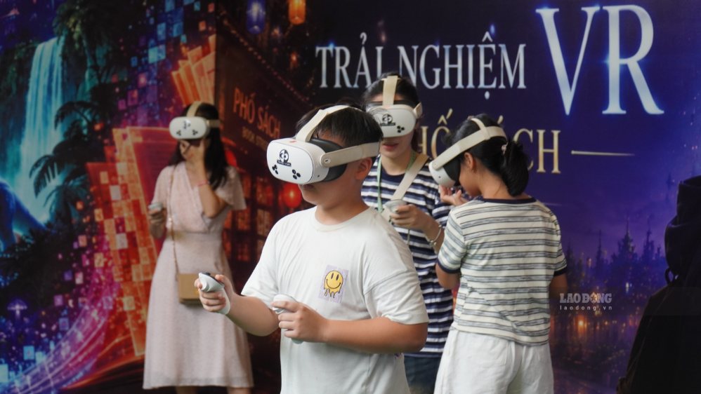 Sự kiện trải nghiệm kính thực tế ảo thu hút đông đảo sự quan tâm của các gia đình. Ảnh: Minh Vũ
