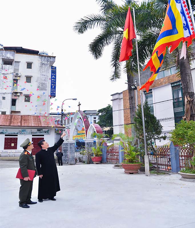 Những lá cờ Tổ quốc được cán bộ, chiến sĩ công an trao tặng và cùng chức sắc, chức việc, bà con tín đồ trang trọng treo lên đã tạo nên hình ảnh đẹp về sự đồng hành giữa “Đạo” và “Đời”. Ảnh: Cổng TTĐT Công an tỉnh Lào Cai