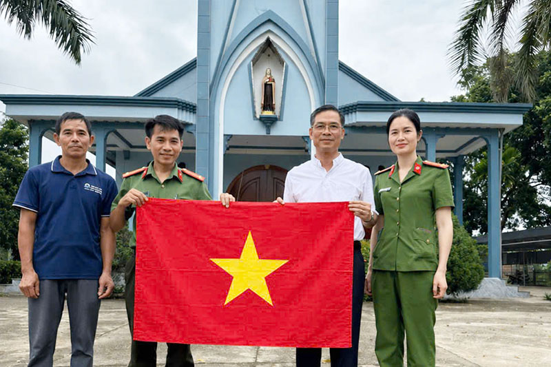 The Internal Security Department of Lao Cai Provincial Police coordinates with commune-level police to go to religious establishments and remote villages to present 500 national flags on the occasion of National Day September 2nd. Photo: Lao Cai Provincial Police e-Portal