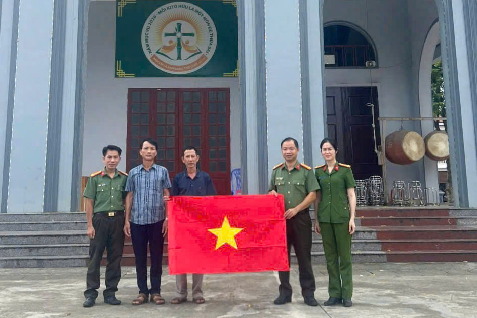 Công an các xã trên địa bàn tỉnh Lào Cai thăm hỏi, động viên và đã trao 63 lá cờ Tổ quốc cho đại diện các cơ sở tôn giáo trên địa bàn. Ảnh: Cổng TTĐT Công an tỉnh Lào Cai