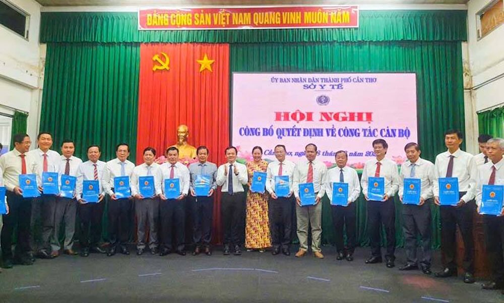 Assoc. Prof. Dr. Hoang Quoc Cuong, Director of Can Tho City Department of Health, presents decisions to appoint Directors of 20 regional general hospitals. Photo: Electronic information page of Can Tho Department of Health.