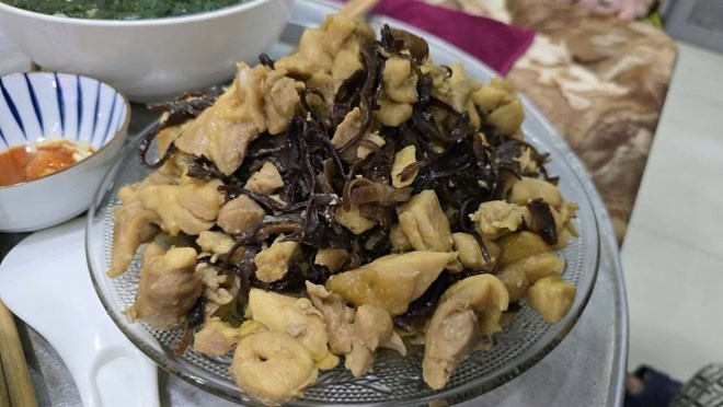 Chicken breast stir-fried with wood ear mushrooms is rich in protein, fiber, low in calories, easy to prepare, and suitable for adding to a healthy diet. Photo: Thuy Duong