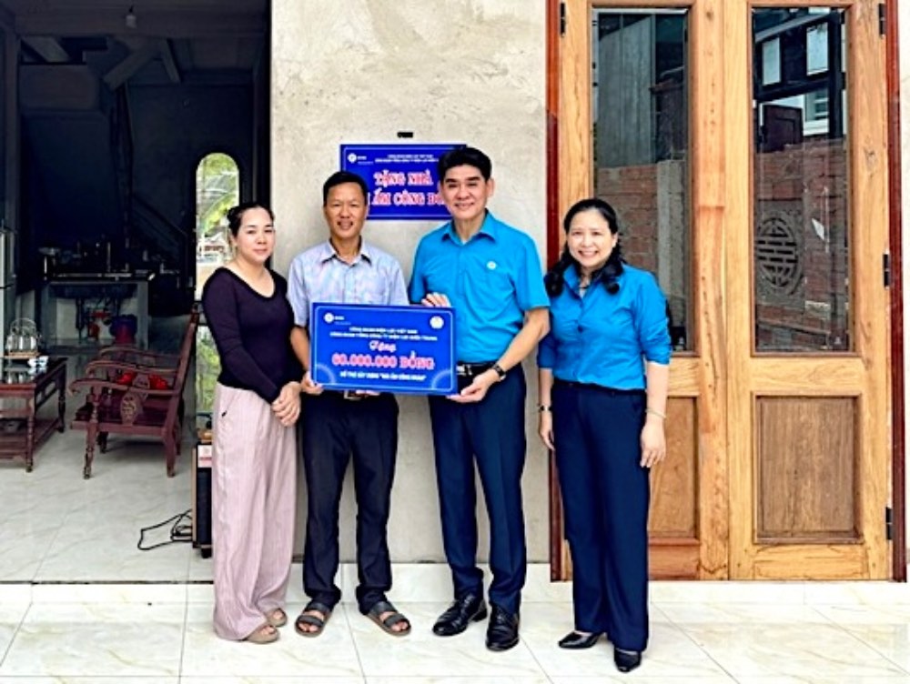 Mr. Tran Dinh Ha - Chairman of EVNCPC Trade Union (2nd from right) presents Trade Union Shelter support to the family of Mr. Nguyen Cuu Loi. Photo: Cam Nhi / EVNCPC Trade Union