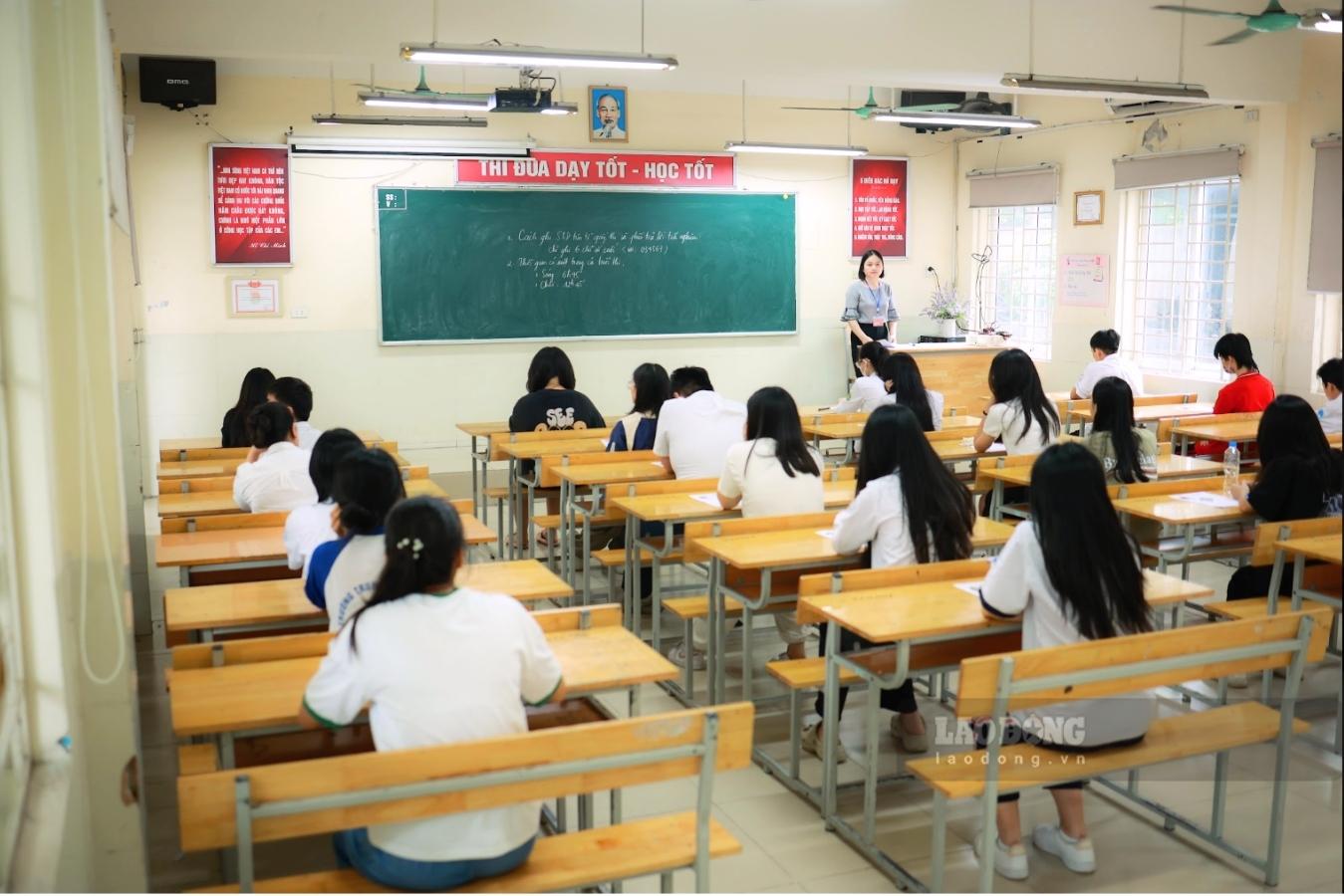 Hanoi is researching and advising on public 10th grade enrollment plans to reduce pressure on students and parents but still ensure objectivity, fairness and reliability in enrollment. Photo: Hai Nguyen