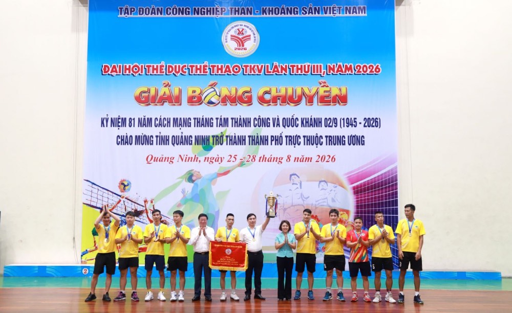 Representatives of TKV Trade Union and the Organizing Committee of the 2026 TKV Amateur Volleyball Tournament award prizes to teams with high achievements. Photo: Tran Toan / Duong Huy Coal Company