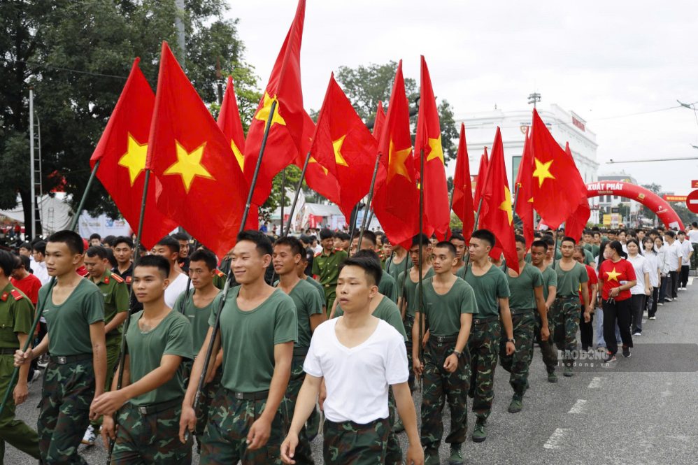 Hàng nghìn cán bộ và người dân Điện Biên cùng tham gia chương trình, ủng hộ thông điệp “Hành trình 10 tỉ bước xanh - Vì Việt Nam vững bền”. Ảnh: Thành An