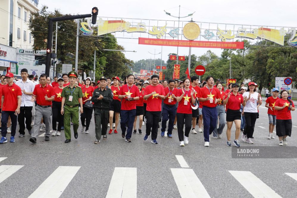 Thousands of people participate in "Joining Vietnam to Advance 2026". Photo: Thanh An
