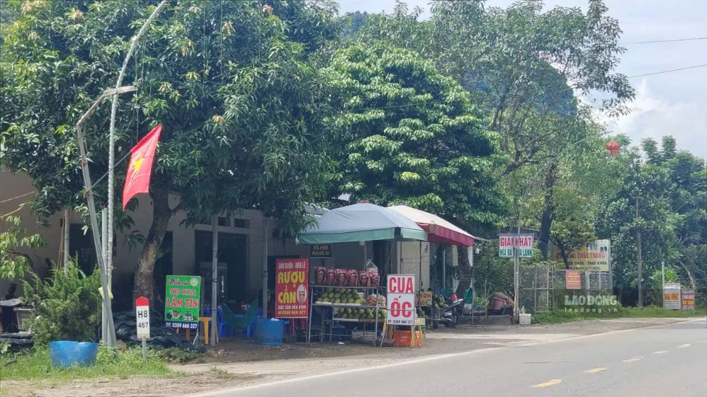 Walking along the Ho Chi Minh trail on holidays, tourists encounter many places selling stone crab and stone snail specialties. Photo: Xuyen Dong