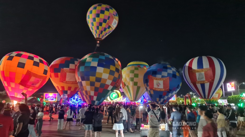 For the first time, a balloon flies in the sky over Ca Mau, attracting visitors. Photo: Nhat Ho.
