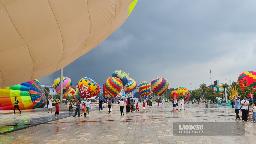 Chuẩn bị sẵn sàng để kinh khí cầu bay lên.Ảnh Nhật Hồ.