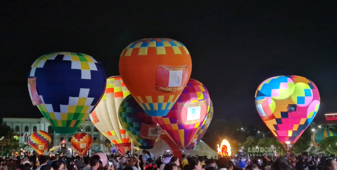 Lần đầu kinh khí cầu bay lượn tại Quảng trường Hùng Vương, Cà Mau. Ảnh: Nhật Hồ.