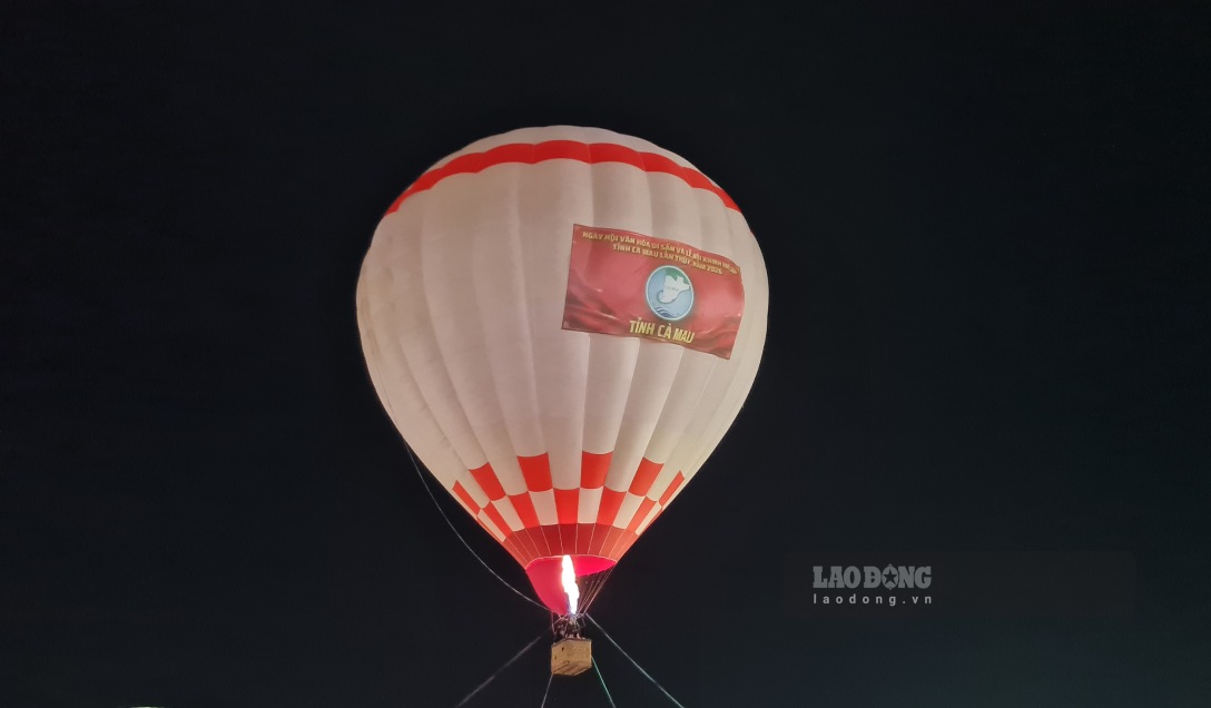 Kinh khí cầu mang tên Cà Mau bay lên cao trên bầu trời trong đêm. Ảnh: Nhật Hồ.