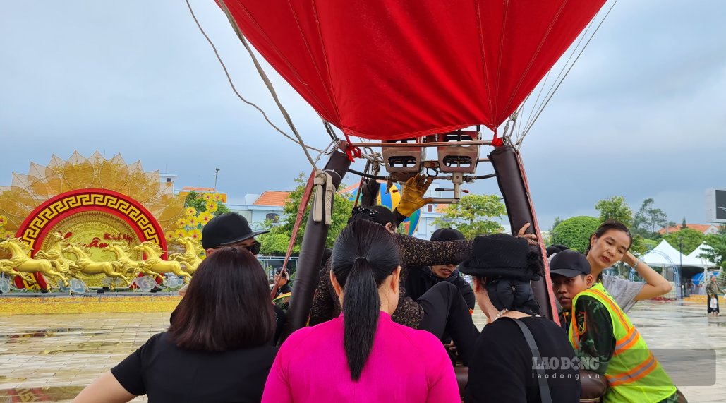 Người dân đăng ký bay lên cùng kinh khí cầu lần đầu được tổ chức tại Cà Mau. Ảnh: Nhật Hồ.