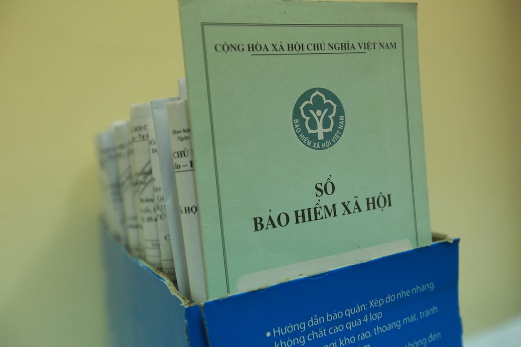 Because the company owes social insurance contributions, employees cannot finalize their social insurance books to carry out procedures for unemployment benefits. Photo: Hai Nguyen