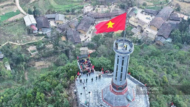 Nghi thức Thượng cơ thiêng liêng tại Cột cờ Quốc gia Lũng Cú (xã Lũng Cú, Tuyên Quang). Ảnh: UBND xã Lũng Cú.