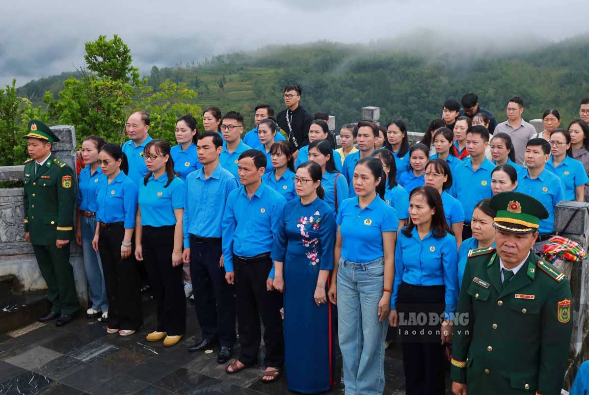 Tuyen Quang Provincial Labor Federation organizes flag raising and flag salute ceremony at Lung Cu National Flagpole. Photo: Tuyen Quang Provincial Labor Federation.