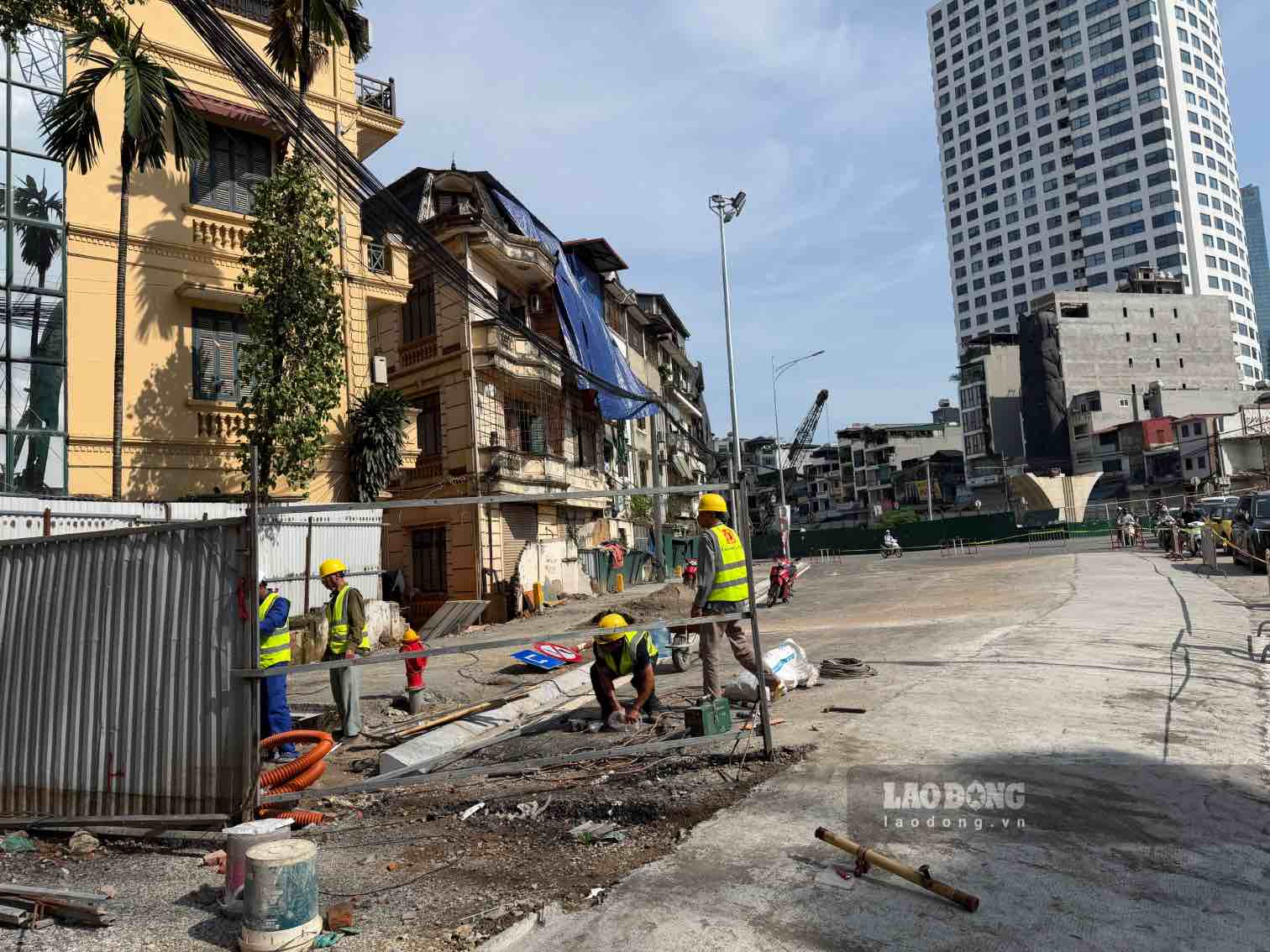 Công nhân làm việc tại Dự án đường sắt đô thị số 5 Văn Cao - Ngọc Khánh - Láng - Hòa Lạc. Ảnh: Minh Hạnh