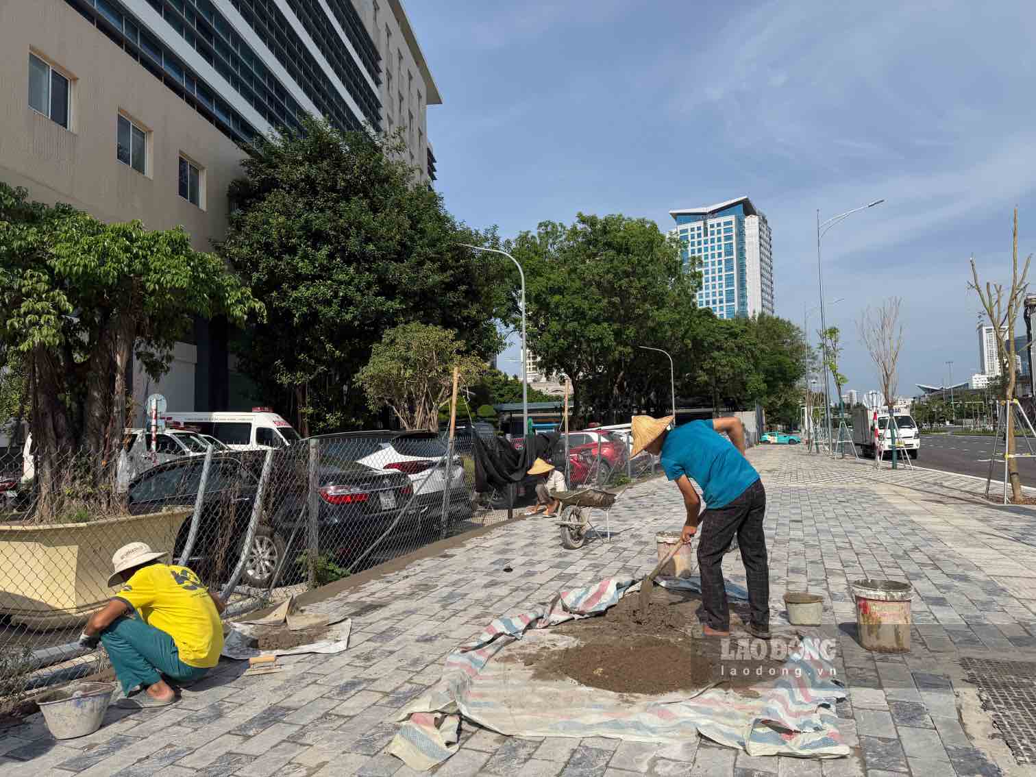 Công nhân hoàn thiện phần vỉa hè tại Dự án đường Vành đai 1 đoạn Hoàng Cầu - Voi Phục. 
