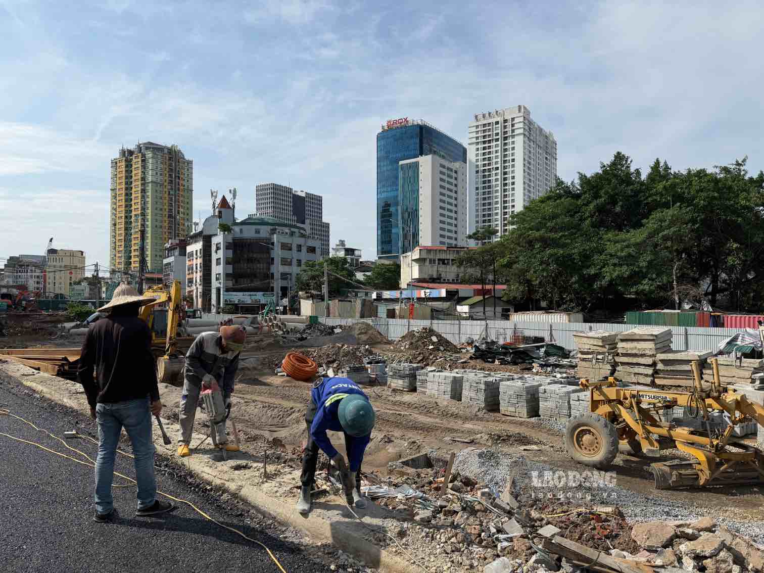 Công nhân sử dụng máy khoan để đục lỗ, phục vụ việc lắp đặt lan can. Ảnh: Hoài Anh