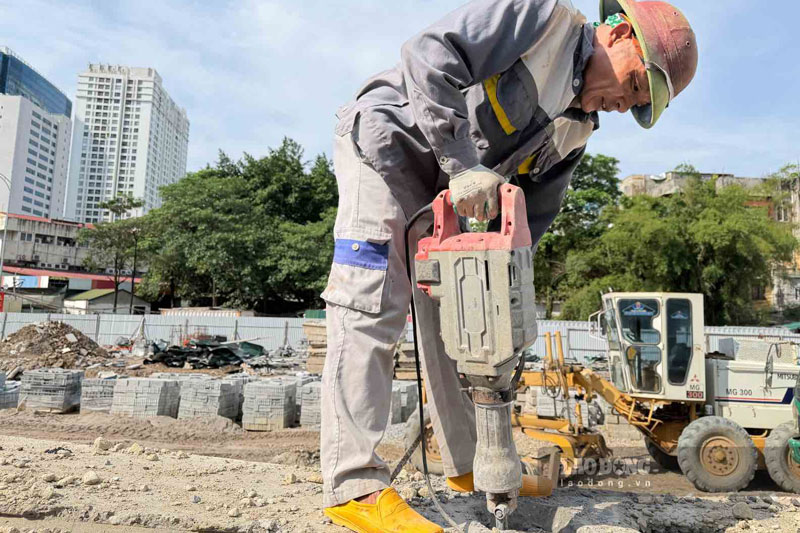 Workers working during holidays at key projects in Hanoi. Photo: Hoai Anh