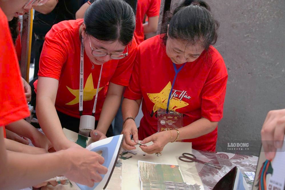 Người dân hào hứng tham gia các hoạt động hưởng ứng “Cùng Việt Nam tiến bước 2026”. Ảnh: Minh Vũ