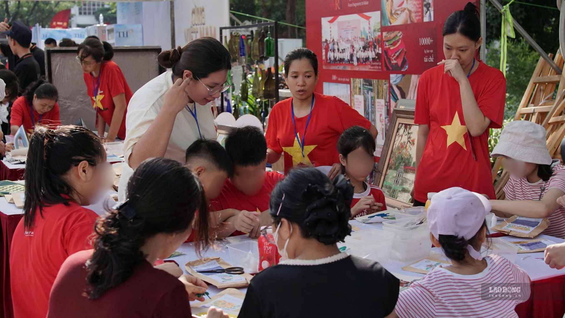 Nhiều em nhỏ hào hứng đồng hành cùng cha mẹ trong hành trình 10 tỷ bước xanh. Ảnh: Nhật Anh