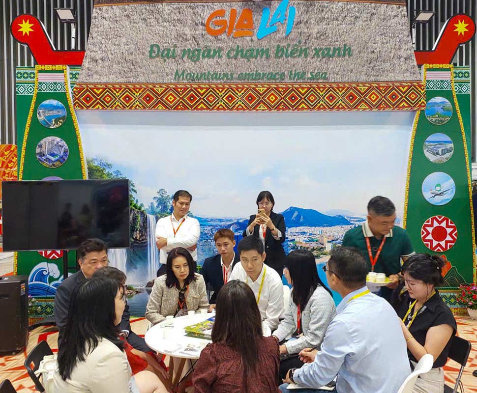 Người mua quốc tế tìm hiểu sản phẩm tại không gian quảng bá du lịch Gia Lai. Ảnh: Sở VHTTDL tỉnh Gia Lai