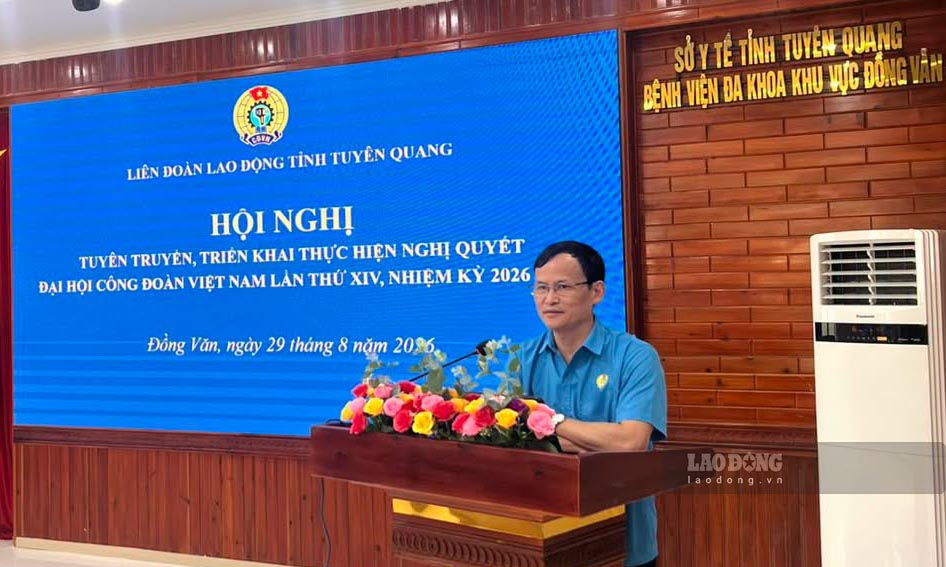 Ông Triệu Tài Vinh - Chủ tịch LĐLĐ tỉnh Tuyên Quang trực tiếp làm báo cáo viên tại các hội nghị. Ảnh: LĐLĐ Tuyên Quang.