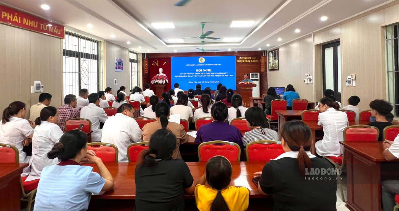 Tuyen Quang Provincial Labor Federation organizes propaganda and dissemination of labor laws and Resolution of the Vietnam Trade Union Congress for union members and workers. Photo: Tuyen Quang Labor Federation
