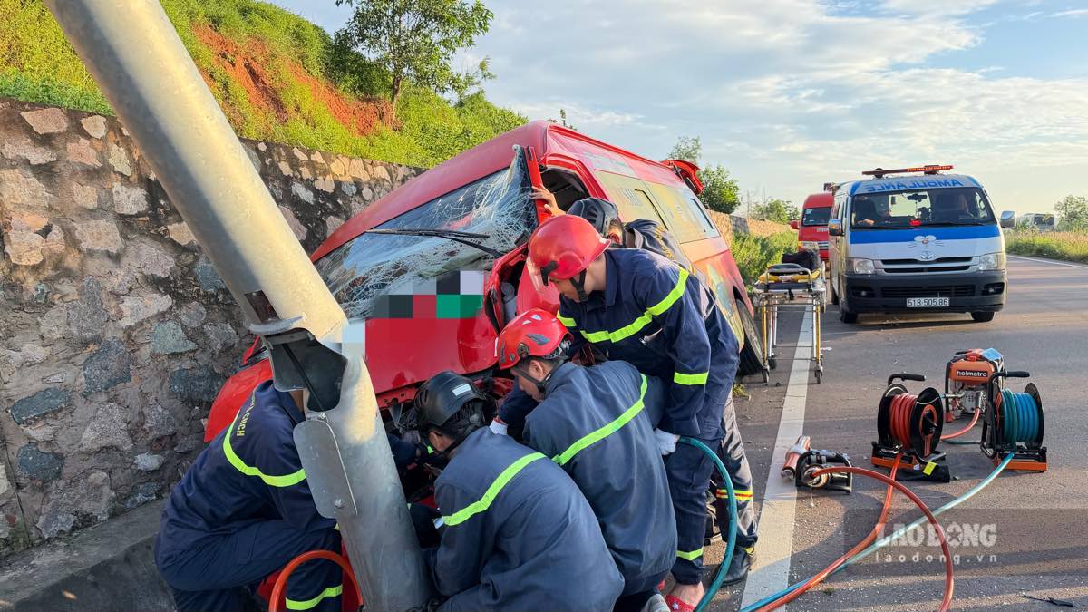 Functional forces rescue the driver trapped in the cabin after hitting a light pole. Photo: Duy Tuan