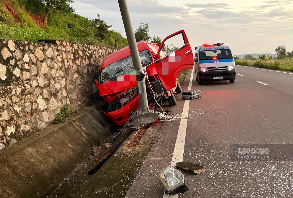 Xe ô tô tông vào cột đèn và nằm nghiêng trên rãnh thoát nước ven đường. Ảnh: Duy Tuấn
