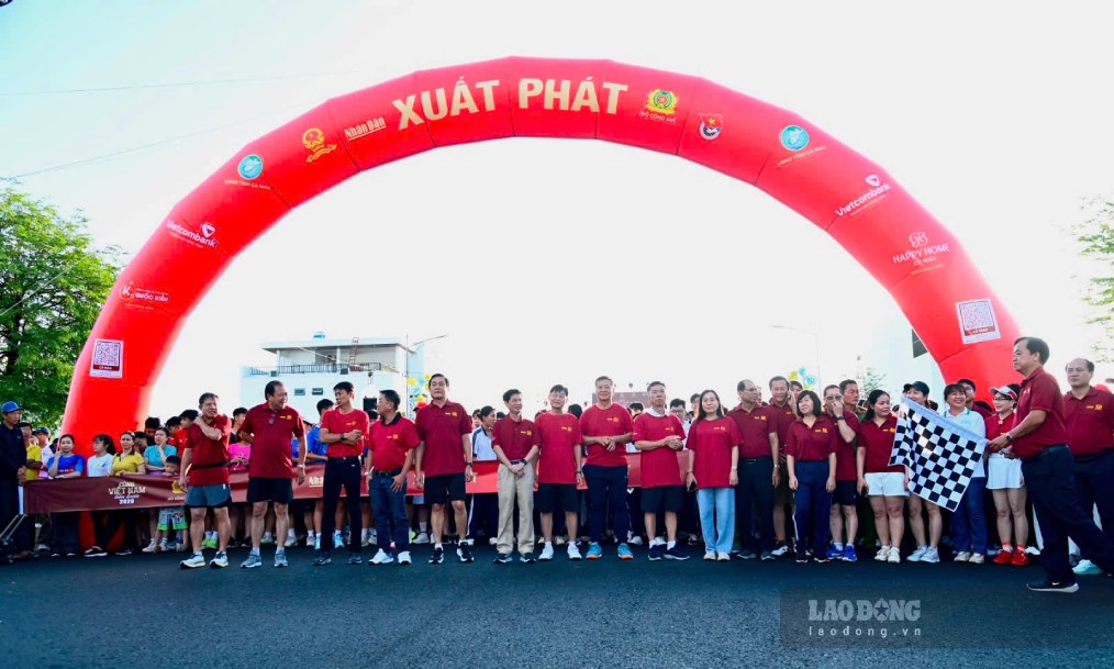 More than 5,000 people in Ca Mau participate in the program "Joining Vietnam to Advance". Photo: Nhat Ho.