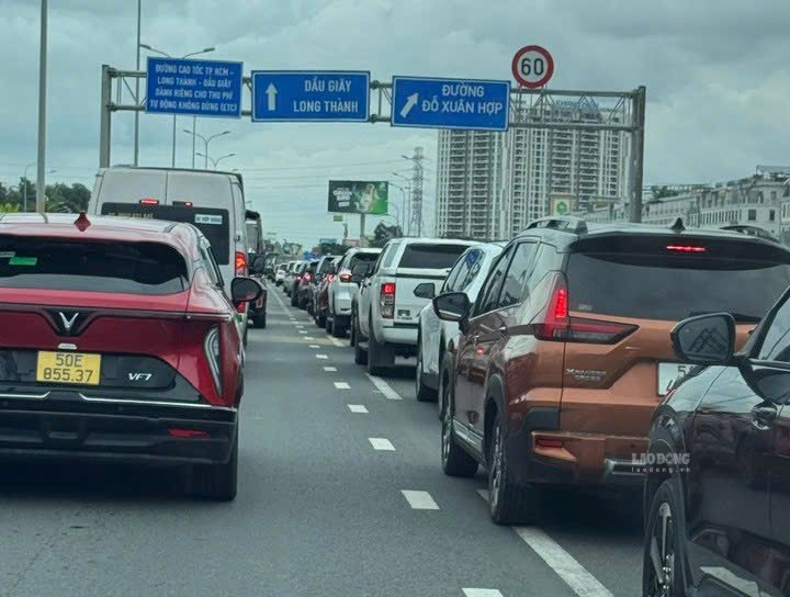 Ôtô nối sát nhau, nhích từng chút trên cao tốc TPHCM - Long Thành. Ảnh: Quỳnh Như