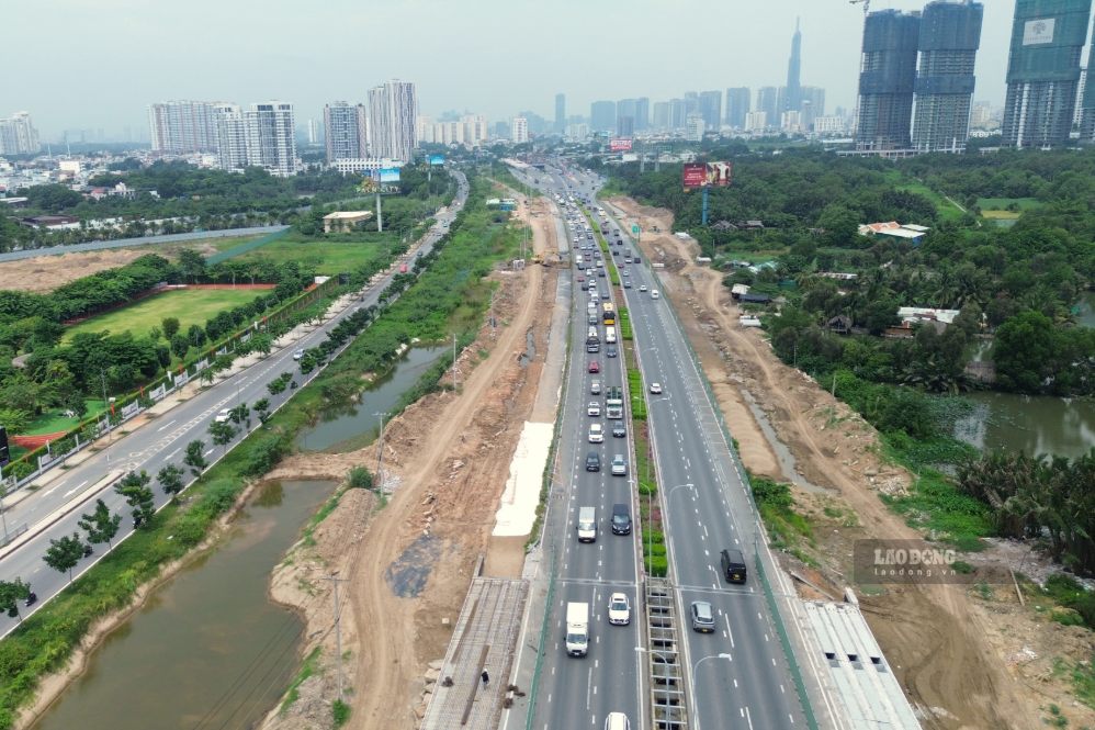 Nhìn từ trên cao, dòng phương tiện ken đặc trên cao tốc trong ngày nghỉ lễ. Ảnh: Anh Tú