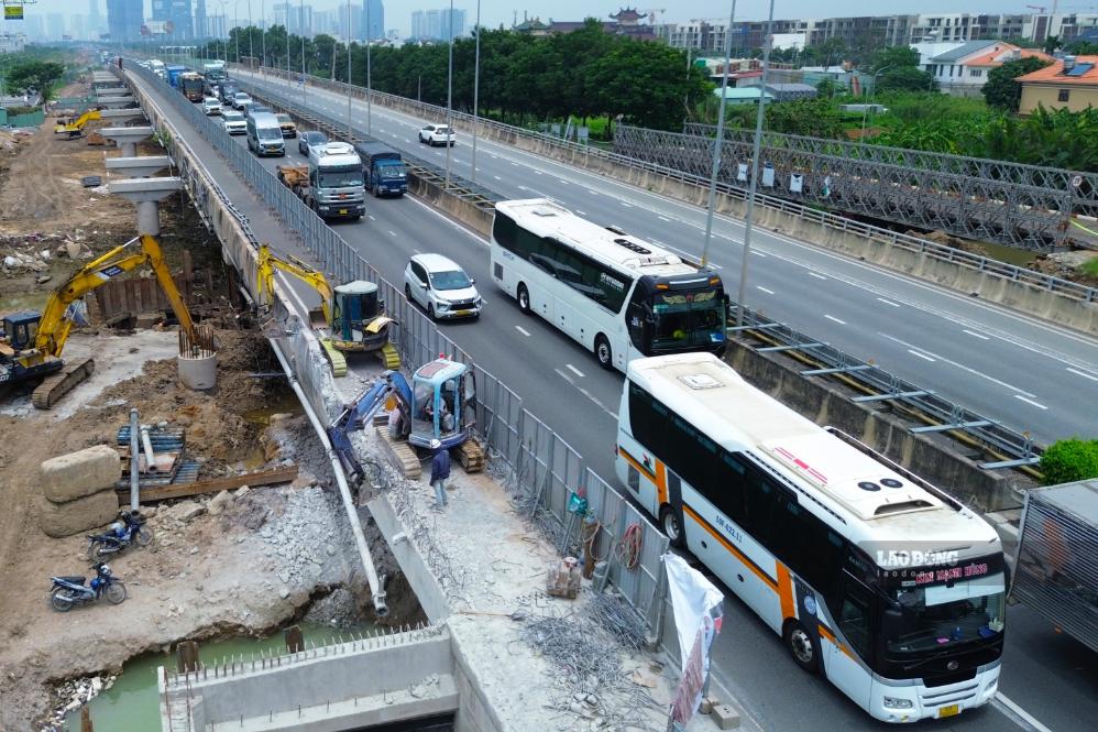 Hàng nghìn ôtô nối đuôi nhau trên cao tốc hướng từ TPHCM đi Đồng Nai. Ảnh: Anh Tú