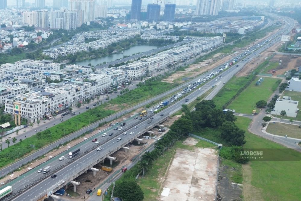 L'autoroute Hô Chi Minh-Ville - Long Thành - Dầu Giây est bloquée sur 10 km, les chauffeurs sont bloqués au milieu des vacances. Photo: Anh Tú