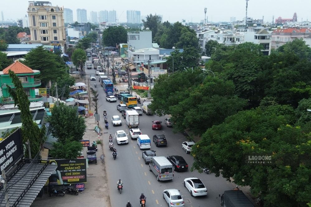 Đường Đỗ Xuân Hợp ùn tắc kéo dài, nhiều phương tiện khó tiếp cận cao tốc. Ảnh: Anh Tú